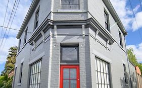 Cromwell Apartment - 3 Red Doors Battery Point